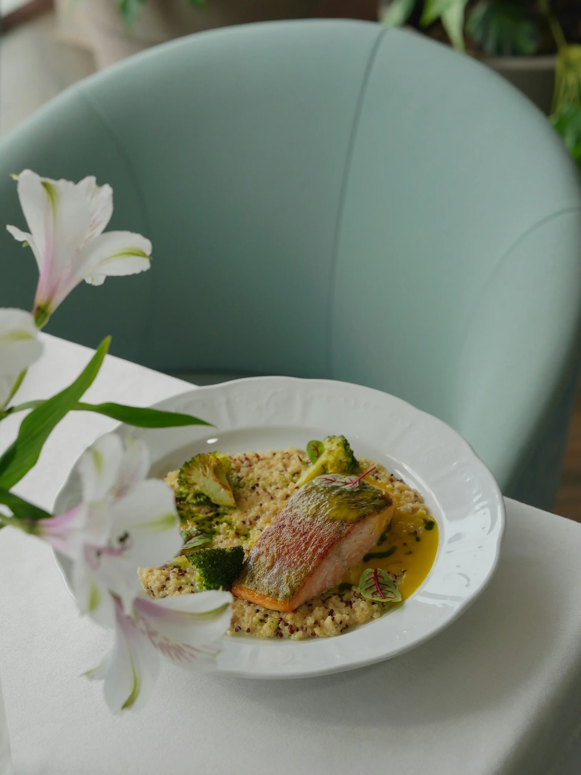 Garlic Lemon Salmon with Steamed Broccoli and Quinoa: A Balanced, Nutrient-Dense Healthy Dinner Recipe