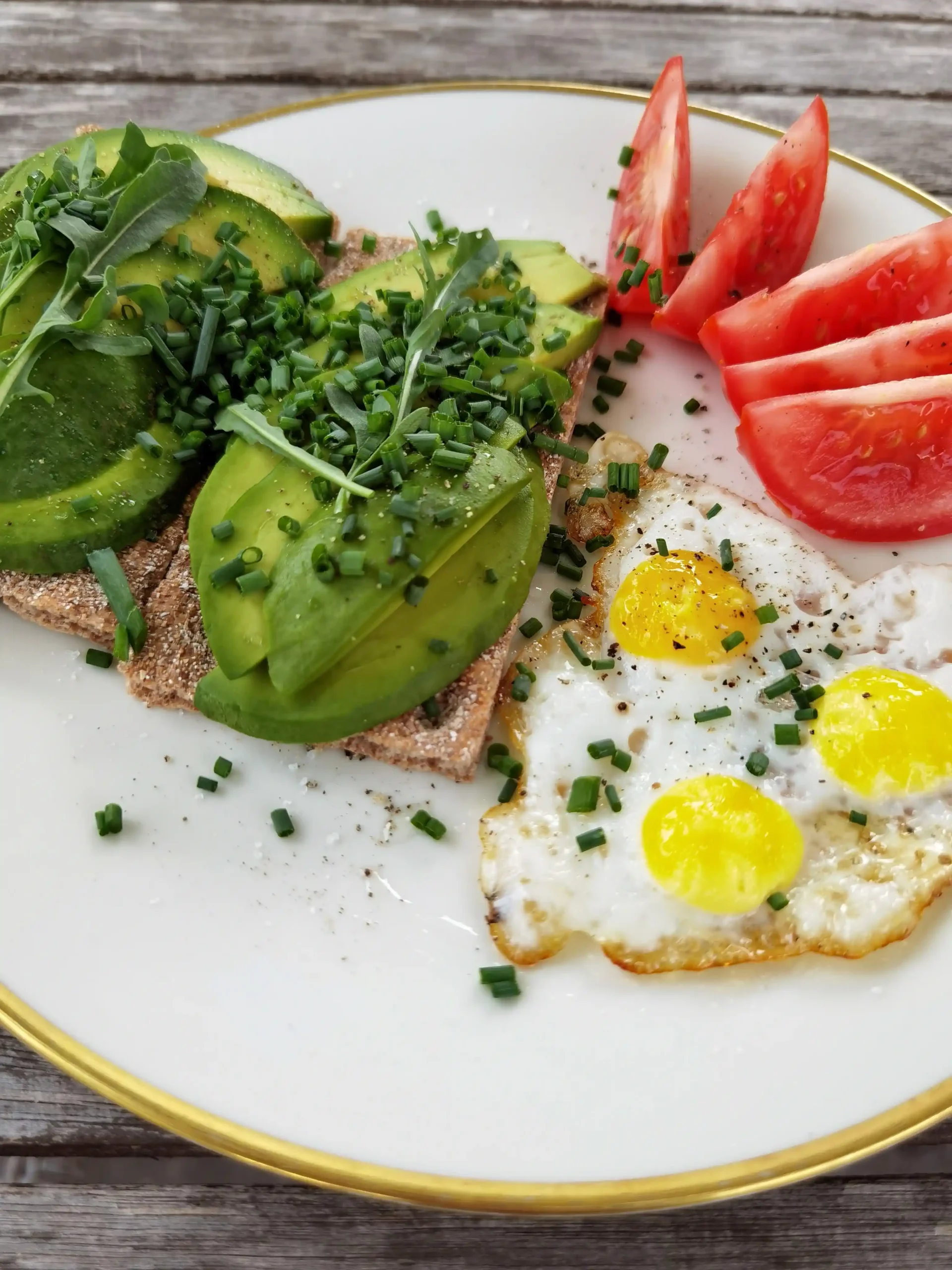 Avocado Egg Toast with Cherry Tomatoes: The Perfect Healthy Breakfast for Weight Management